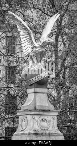 Statue de l'aigle doré avec talons) balle avec Ministère de la défense au sol à l'arrière du bâtiment Banque D'Images