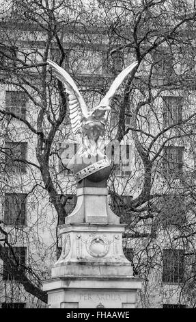 Statue de l'aigle doré avec talons) balle avec Ministère de la défense au sol à l'arrière du bâtiment Banque D'Images