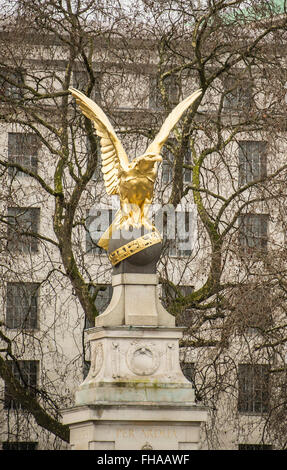 Statue de l'aigle doré de la RAF Mémorial sur le côté de la Tamise à Londres avec le ministère de la Défense nationale construit Banque D'Images