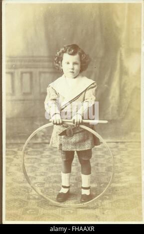 Carte postale Portrait de garçon avec du hoop Banque D'Images