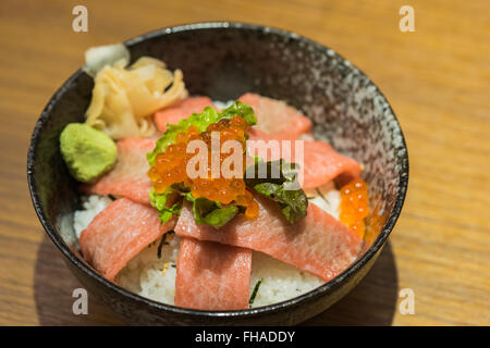 Sashimi de thon cru de l'Otoro (avec de la graisse) et les oeufs de saumon sur le dessus du riz japonais Banque D'Images