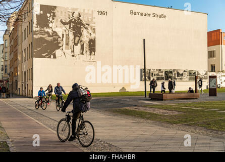 BERLIN - 3 avril : Le Mémorial du Mur de Berlin dans la Bernauer Strasse. C'est l'intersection avec Acker strasse et les photos Banque D'Images