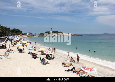 Rio de Janeiro, Brésil, 24 février 2016 : Avec la forte chaleur, passant les 35 degrés celsius, les habitants et les touristes appréciant les plages du sud de Rio, même durant la semaine. Vue sur Ipanema et Leblon plages qui étaient dans l'eau calme et claire sur l'après-midi du mercredi. Credit : Luiz Souza/Alamy Live News Banque D'Images