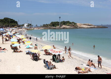 Rio de Janeiro, Brésil, 24 février 2016 : Avec la forte chaleur, passant les 35 degrés celsius, les habitants et les touristes appréciant les plages du sud de Rio, même durant la semaine. Vue sur Ipanema et Leblon plages qui étaient dans l'eau calme et claire sur l'après-midi du mercredi. Credit : Luiz Souza/Alamy Live News Banque D'Images