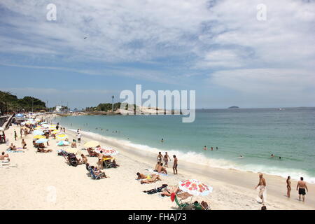 Rio de Janeiro, Brésil, 24 février 2016 : Avec la forte chaleur, passant les 35 degrés celsius, les habitants et les touristes appréciant les plages du sud de Rio, même durant la semaine. Vue sur Ipanema et Leblon plages qui étaient dans l'eau calme et claire sur l'après-midi du mercredi. Credit : Luiz Souza/Alamy Live News Banque D'Images