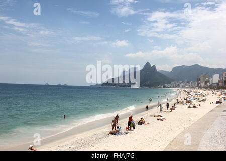 Rio de Janeiro, Brésil, 24 février 2016 : Avec la forte chaleur, passant les 35 degrés celsius, les habitants et les touristes appréciant les plages du sud de Rio, même durant la semaine. Vue sur Ipanema et Leblon plages qui étaient dans l'eau calme et claire sur l'après-midi du mercredi. Credit : Luiz Souza/Alamy Live News Banque D'Images