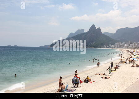 Rio de Janeiro, Brésil, 24 février 2016 : Avec la forte chaleur, passant les 35 degrés celsius, les habitants et les touristes appréciant les plages du sud de Rio, même durant la semaine. Vue sur Ipanema et Leblon plages qui étaient dans l'eau calme et claire sur l'après-midi du mercredi. Credit : Luiz Souza/Alamy Live News Banque D'Images