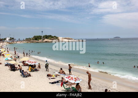 Rio de Janeiro, Brésil, 24 février 2016 : Avec la forte chaleur, passant les 35 degrés celsius, les habitants et les touristes appréciant les plages du sud de Rio, même durant la semaine. Vue sur Ipanema et Leblon plages qui étaient dans l'eau calme et claire sur l'après-midi du mercredi. Credit : Luiz Souza/Alamy Live News Banque D'Images