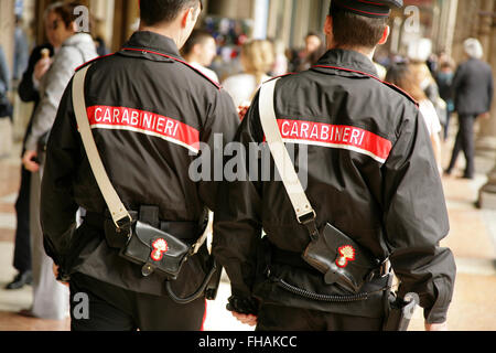 Les officiers Carabinieri patrouiller la Galleria Vittorio Emanuele II, Milan, Italie. Banque D'Images