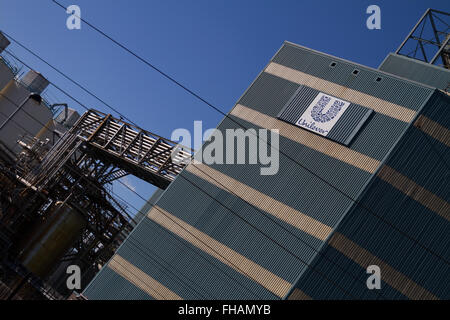 Warrington Unilever Bâtiments industriels de l'usine Unilever en plein soleil avec un ciel bleu derrière Banque D'Images