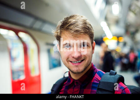 Close up, hipster homme sur plate-forme contre Subway train Banque D'Images