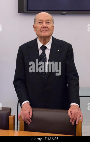 Rome, Italie. Feb 24, 2016. Paolo grossi le nouveau Président de Cour Constitutionnelle Italienne au Palazzo della Consulta en Italie. Cour constitutionnelle de la République italienne choisit Paolo Grossi comme nouveau président avec 14/15 préférences. Credit : Davide Fracassi/Pacific Press/Alamy Live News Banque D'Images