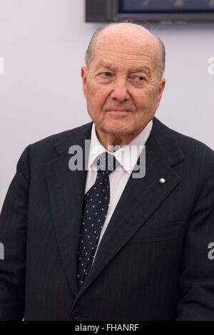 Rome, Italie. Feb 24, 2016. Paolo grossi le nouveau Président de Cour Constitutionnelle Italienne au Palazzo della Consulta en Italie. Cour constitutionnelle de la République italienne choisit Paolo Grossi comme nouveau président avec 14/15 préférences. Credit : Davide Fracassi/Pacific Press/Alamy Live News Banque D'Images