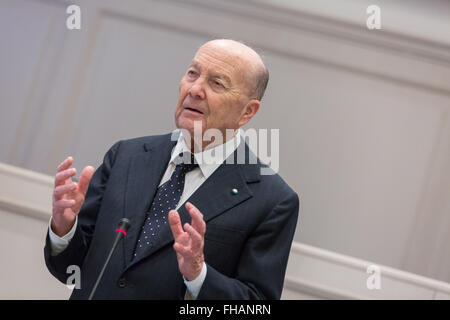 Rome, Italie. Feb 24, 2016. Paolo grossi le nouveau Président de Cour Constitutionnelle Italienne au Palazzo della Consulta en Italie. Cour constitutionnelle de la République italienne choisit Paolo Grossi comme nouveau président avec 14/15 préférences. Credit : Davide Fracassi/Pacific Press/Alamy Live News Banque D'Images