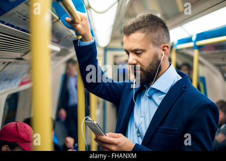 Homme sérieux pour se rendre au travail. L'intérieur permanent undergro Banque D'Images