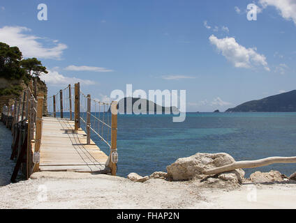 Passerelle en bois au-dessus de la Méditerranée ou la passerelle menant à l'Île du fond noir Banque D'Images