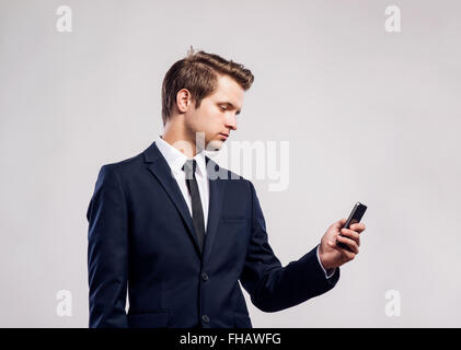 Homme d'Hipster avec smartphone l'écriture de texte Message. Studio Banque D'Images