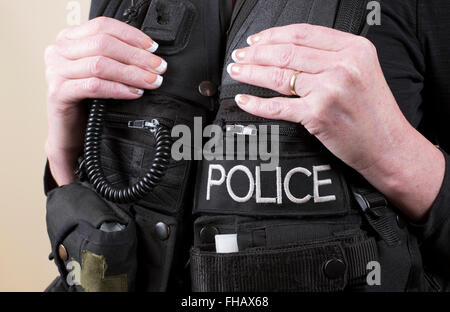 Femme agent de police portant un gilet tactique Banque D'Images