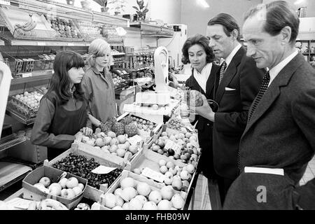 Anthony Trafford MP plus tard devint Baron Trafford shopping avec son épouse Helen et Sir John Dugdale 1973 Banque D'Images