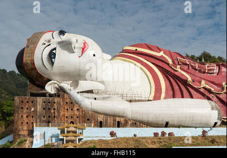 M. Sein Win Statue de Bouddha couché près de Mudon Mawlamyine, l'État Môn, Birmanie - Myanmar Banque D'Images