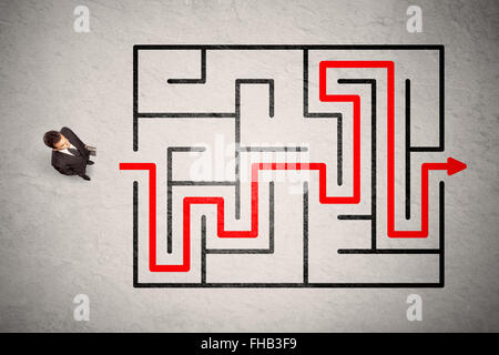 Homme perdu trouvé le chemin dans le labyrinthe avec flèche rouge Banque D'Images