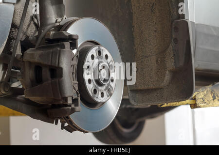 Freins à disque. Assemblée générale sur une automobile moderne - travaux en cours. Banque D'Images