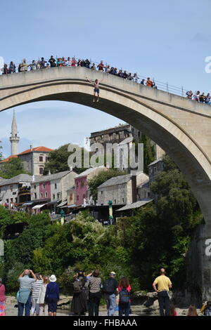 Les gens se rassemblent pour regarder un jeune'plongée à partir du 16ème siècle reconstruite pont ottoman Stari Most ou vieux pont de Mostar. 1 de 3 Pictes Banque D'Images