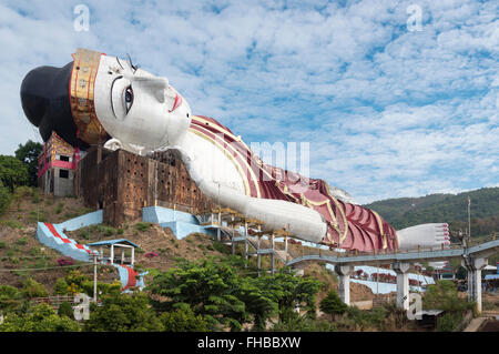 M. Sein Win Statue de Bouddha couché près de Mudon Mawlamyine, l'État Môn, Birmanie - Myanmar Banque D'Images