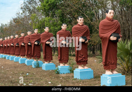 Rangée de statues de Bouddha de 500 disciples Arahant Au Sein Win, près de Mudon Mawlamyine, l'État Môn, Birmanie - Myanmar Banque D'Images