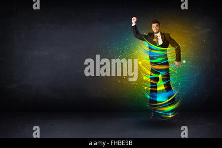 Business man excité avec des lignes colorées de l'énergie Banque D'Images