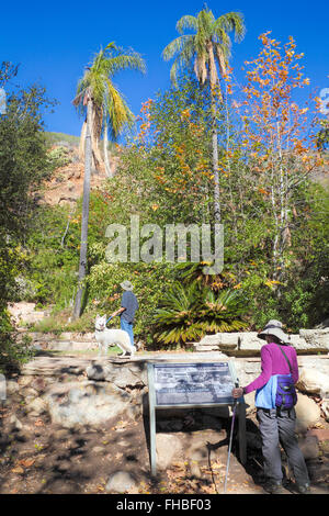 Les randonneurs à Solstice Canyon Park dans les montagnes de Santa Monica Banque D'Images