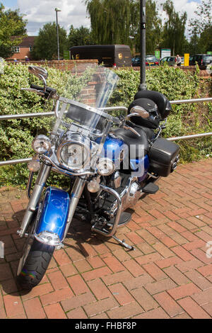 Harley Davidson Road King moto avec peinture bleu dans un parking à Marlborough, Wiltshire. Banque D'Images