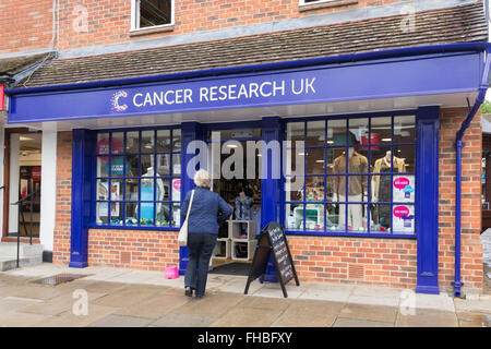 Marlborough Cancer Research UK charity shop, grande rue avec une femme mature d'entrer. Banque D'Images