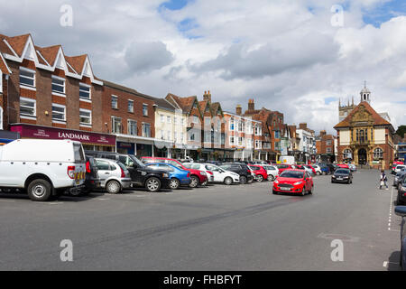 Haut de Marlborough Street, à vers le nord en direction de l'hôtel de ville de 1902. High Street Marlborough est parmi le plus grand de la UK Banque D'Images