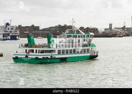 Le port ferry de passagers 'esprit' quitter Portsmouth Portsmouth sur la route de traversier à Gosport. Banque D'Images