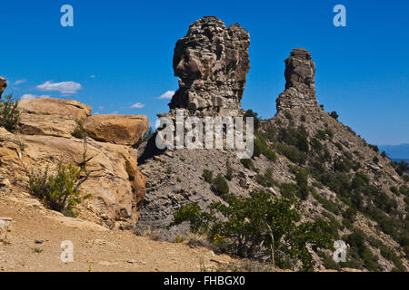 Vue des deux pinacles à CHIMNEY ROCK NATIONAL MONUMENT - LE SUD DU COLORADO Banque D'Images