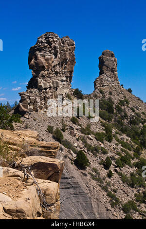 Vue des deux pinacles à CHIMNEY ROCK NATIONAL MONUMENT - LE SUD DU COLORADO Banque D'Images