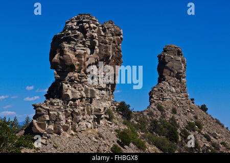 Vue des deux pinacles à CHIMNEY ROCK NATIONAL MONUMENT - LE SUD DU COLORADO Banque D'Images