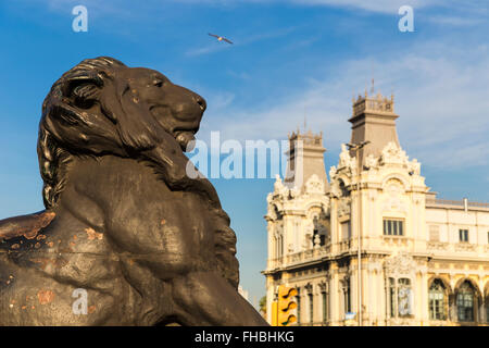 Détail statue de lion à la base du monument de Christophe Colomb à Barcelone Banque D'Images