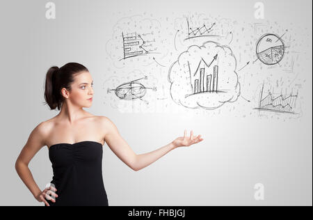 Fille d'affaires présentant des croquis dessinés à la main, des graphiques et des tableaux Banque D'Images