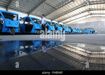 La province de Laguna, Philippines. Feb 24, 2016. Une production manager vérifie moteur électrique-tricycles ou e-Trikes dans un entrepôt dans la province de Laguna, Philippines, le 24 février 2016. Les unités de 3 000 e-Trikes seront déployés au cours de l'année dans le cadre d'un projet conjoint entre le ministère philippin de l'énergie et la Banque asiatique de développement. Le gouvernement des Philippines est la poursuite d'un projet pour distribuer 100 000 e-Trikes dans un effort pour réduire l'impact environnemental de l'aide de tricycles à essence. Credit : Rouelle Umali/Xinhua/Alamy Live News Banque D'Images