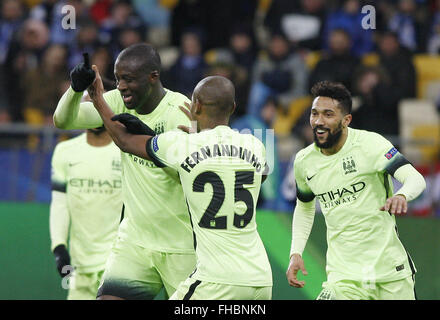 Kiev, Ukraine. Feb 24, 2016. La Manchester City YAYA TOURÉ Ivoirien célèbre après avoir marqué lors de la Ligue des Champions tour de 16, première étape, match de football FC Dynamo Kyiv vs Manchester City FC à l'Olimpiysky stadium à Kiev, le 24 février 2016. Crédit : Serg Glovny/ZUMA/Alamy Fil Live News Banque D'Images