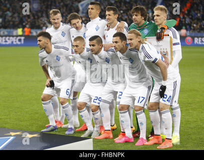 Les joueurs de Dynamo pose au cours de l'UEFA Champions League Round de 16 premier match de football entre le FC Dynamo Kiev et Manchester City FC le 24 février 2016 à l'Olimpiyskyi stadium de Kiev. 21 Jan, 2016. © Michel Stepanov/ZUMA/Alamy Fil Live News Banque D'Images