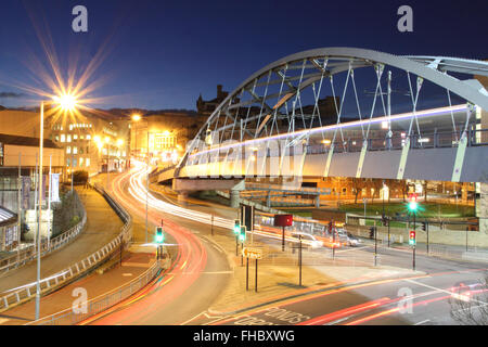 Sheffield, Yorkshire, UK 2016 Un tram traverse le pont au-dessus du parc Park Square rond-point du centre de la ville de Sheffield, Royaume-Uni Banque D'Images