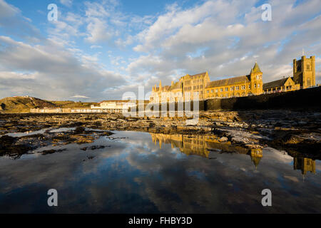 L'ancien collège à Aberystwyth, éclairé par un soleil chaud Banque D'Images