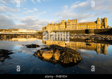 L'ancien collège à Aberystwyth, éclairé par un soleil chaud Banque D'Images