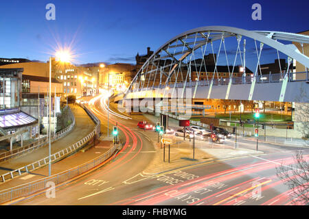 Pont au-dessus de la Place du Parc Parc rond-point dans le centre de la ville de Sheffield, South Yorkshire, Angleterre, Royaume-Uni Banque D'Images