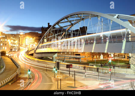 Pont au-dessus de la Place du Parc Parc rond-point dans le centre de la ville de Sheffield, South Yorkshire, Angleterre, Royaume-Uni Banque D'Images