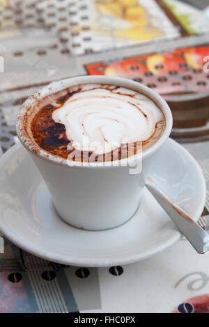 Tasse de cappuccino servi dans la Rom Banque D'Images