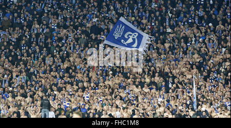 Kiev, Ukraine. Feb 24, 2016. Dynamo Kiev fans réagir lors de la Ligue des Champions tour de 16, première étape, match de football FC Dynamo Kyiv vs Manchester City FC à l'Olimpiysky stadium à Kiev, le 24 février 2016. Crédit : Serg Glovny/ZUMA/Alamy Fil Live News Banque D'Images